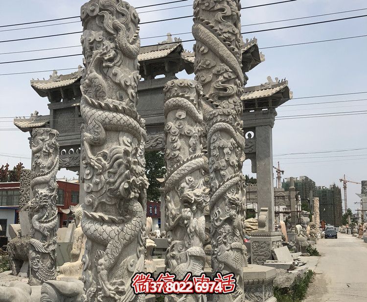 精美石雕龍柱擺件，為寺院景觀增添華麗風采