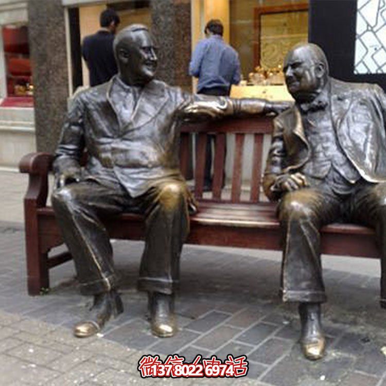 黃銅西方人物雕塑，讓街頭活躍起來