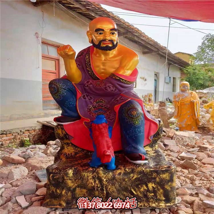 精美絕倫的玻璃鋼彩繪貼金十八羅漢雕塑，讓寺廟更加輝煌