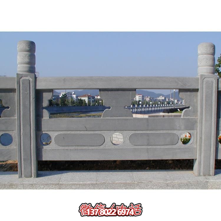 青石雕刻欄桿欄板，點綴美麗河道