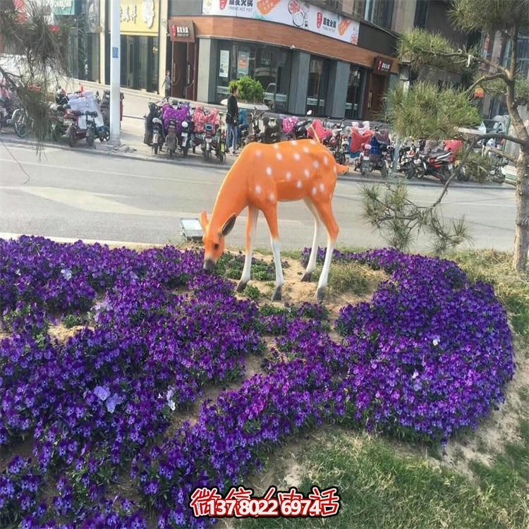 仿真鹿雕塑，在草叢中擺放，玻璃鋼打造