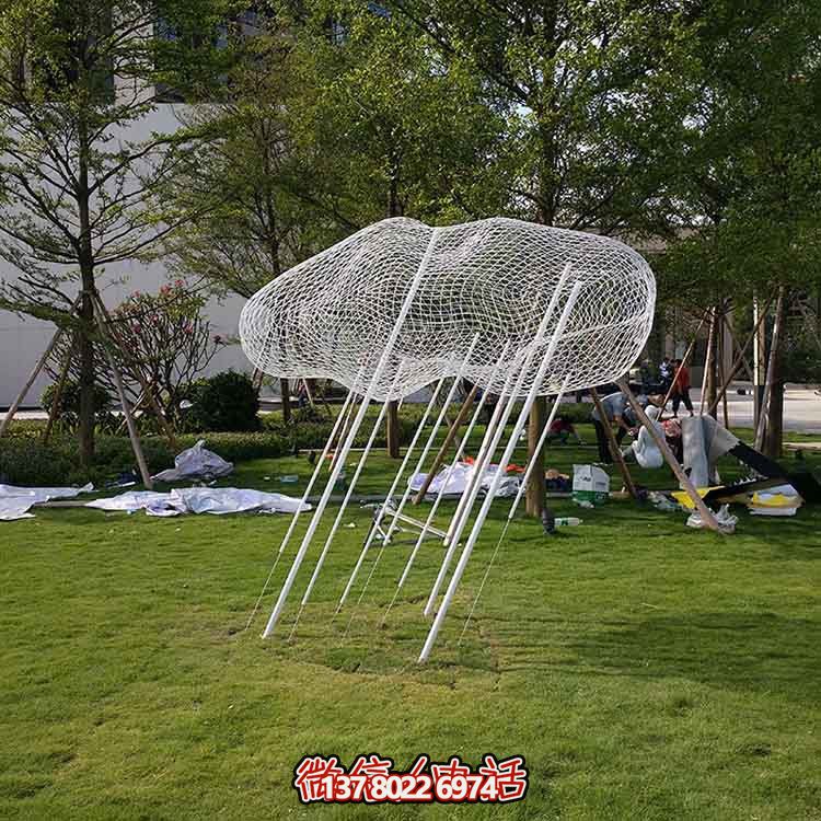 不銹鋼祥云雕塑，點(diǎn)綴美麗的戶外草坪