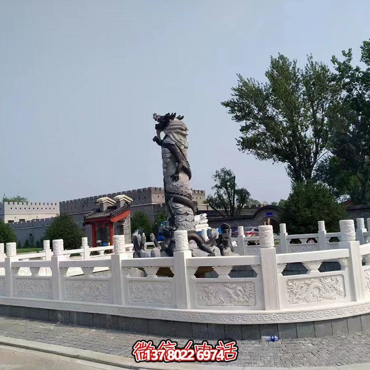 漢白玉石雕欄板，為景區(qū)水池提供防護(hù)及園林裝飾