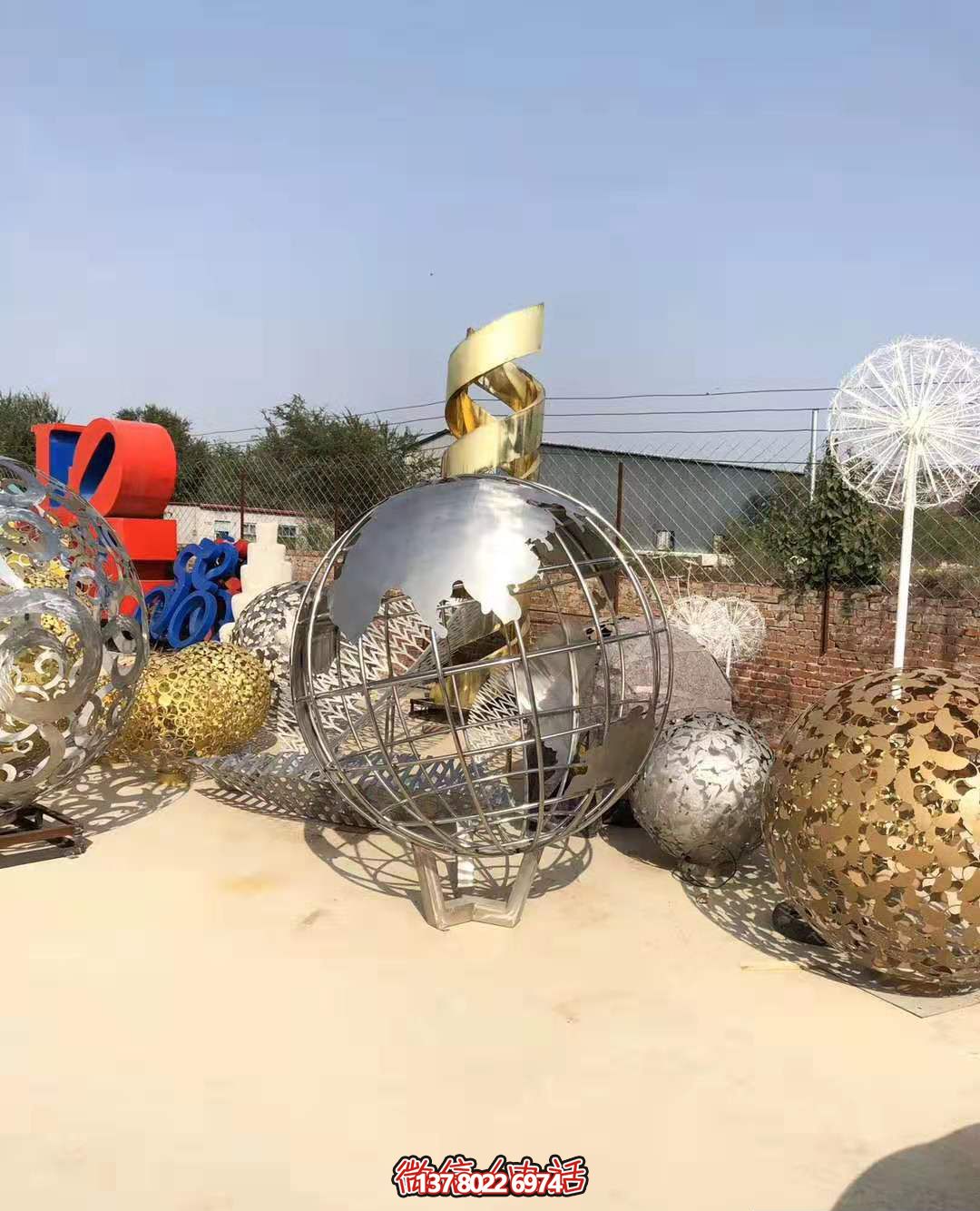 不銹鋼拋光地球儀雕塑，營造公園游樂場氛圍