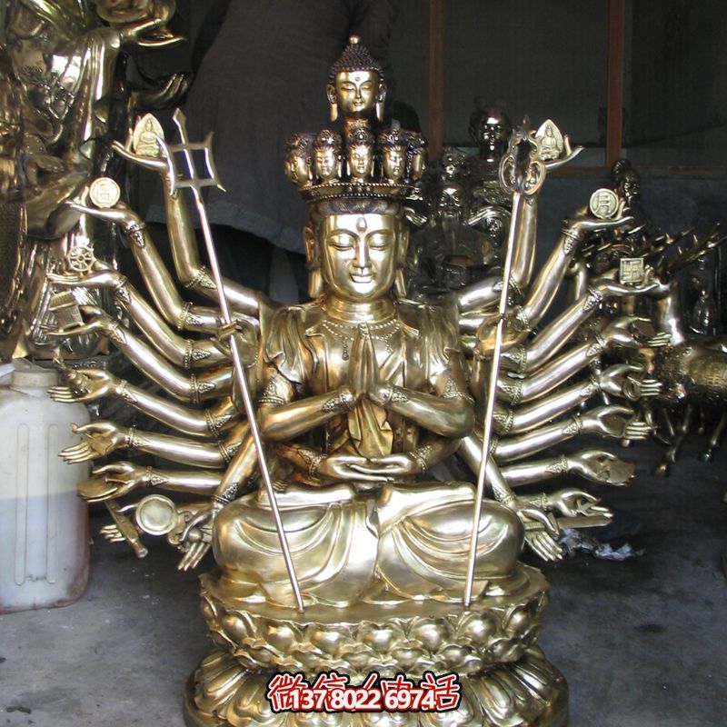 鎏金菩薩雕塑，供奉觀音祈福