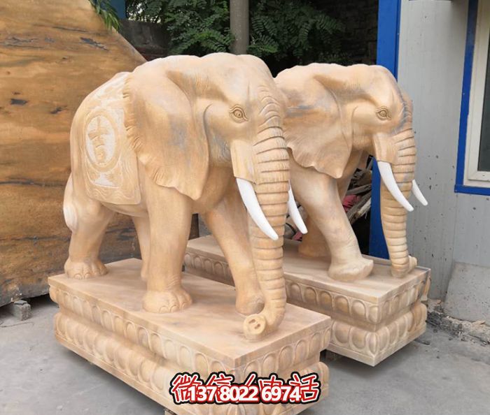 紅色庭院一抹晚霞，一個石雕大象雕塑