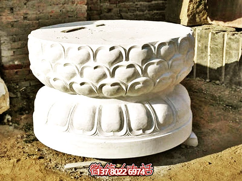 漢白玉制須彌座佛像，以精美圓形飾就古樸寺院