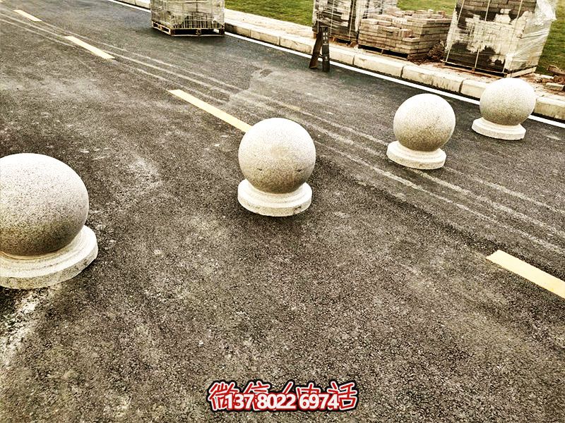 球形路障，為小學路邊擺放的安全隔離車