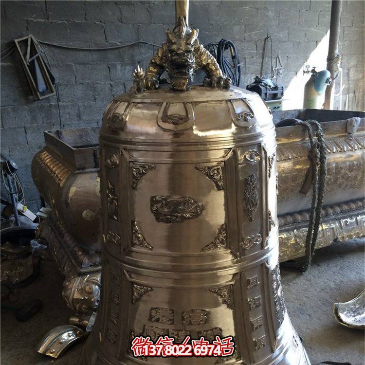 精美銅鐘雕塑，欣賞大型浮雕景觀