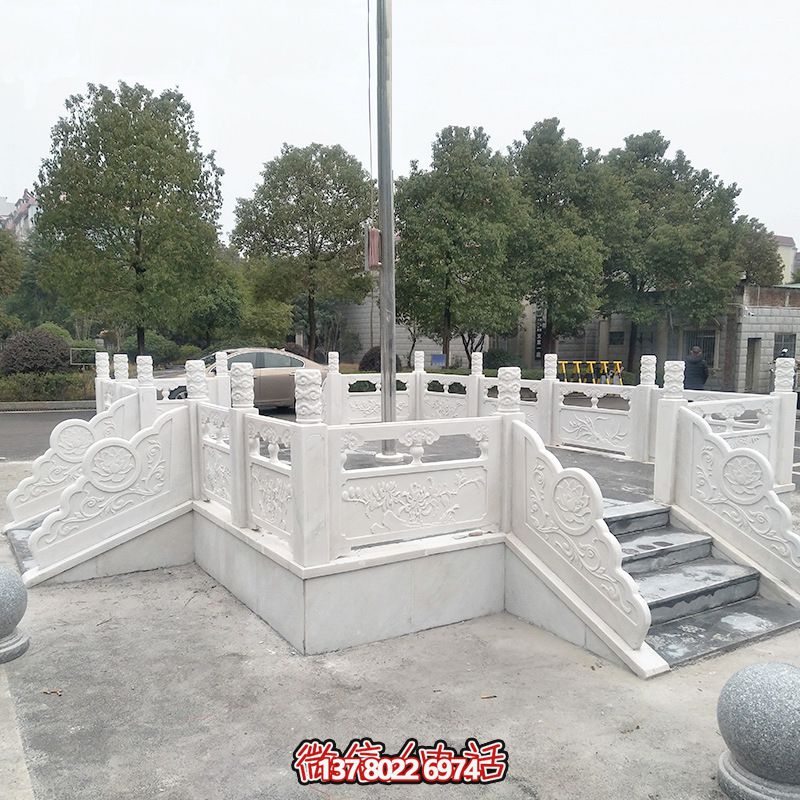 升旗臺石雕——精雕細(xì)琢，點(diǎn)綴校園風(fēng)采