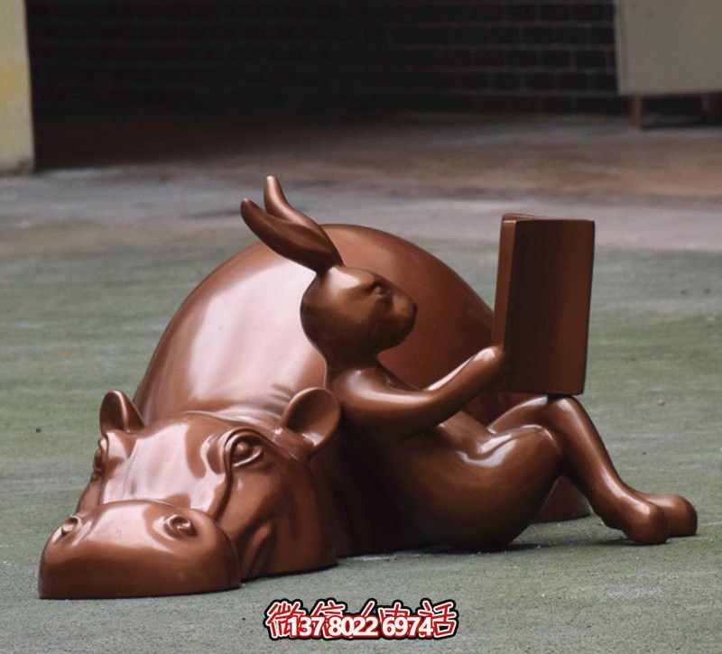 玻璃創(chuàng)意海馬雕塑，擺放于場(chǎng)內(nèi)，點(diǎn)綴你的生活