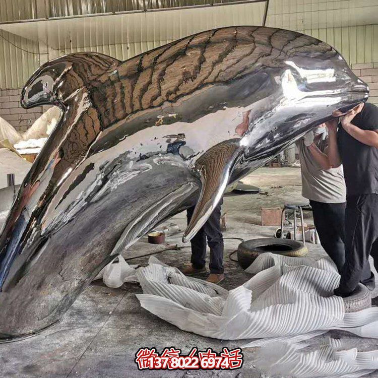 大型抽象鏡面不銹鋼鯨魚，展現(xiàn)室外精彩生活