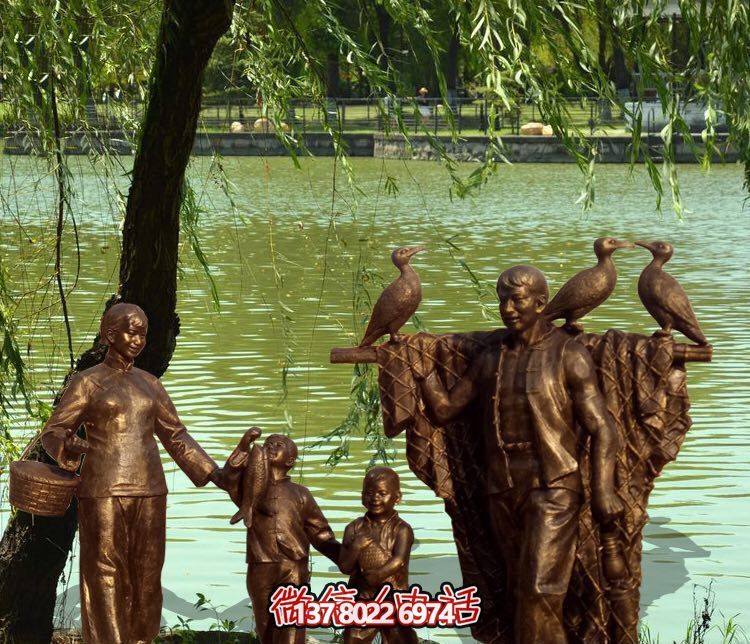 景區(qū)公園湖邊捕魚的一家四口玻璃鋼仿銅雕塑