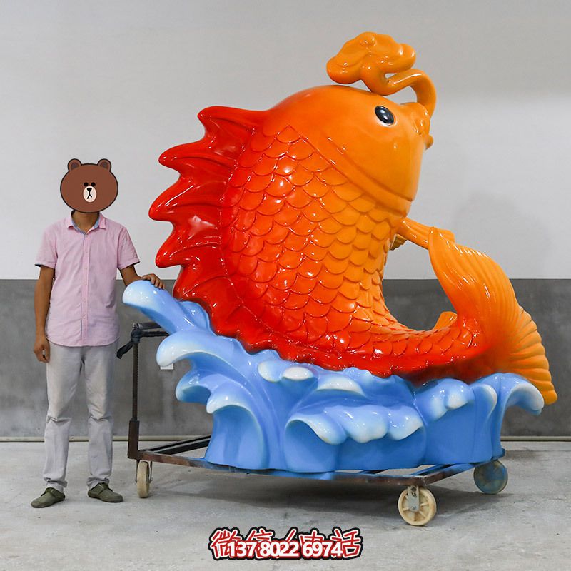 游樂(lè)場(chǎng)擺放的玻璃鋼卡通鯉魚雕塑 游樂(lè)場(chǎng)擺放的玻璃鋼卡通鯉魚雕塑