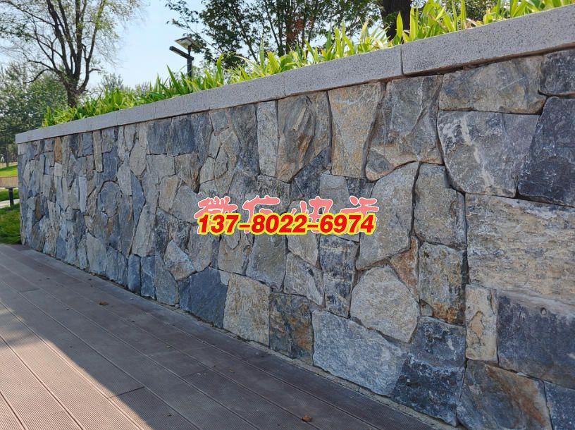 景石碎拼景觀墻：自然與藝術交融的景觀雕塑，石雕工藝的質樸美學呈現